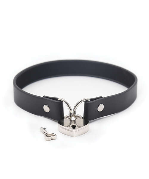 Plesur PVC Collar w/Heart Lock - Black